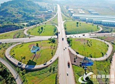  市政交通方面：鹽坪壩長江大橋、打營盤山隧道、新超微粉碎機機場東連接線、金沙江大道二期、三期等項目全力推進(jìn)；宜賓西高鐵站